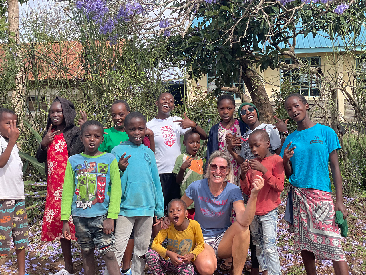 4kenya gruppenbild mit dame