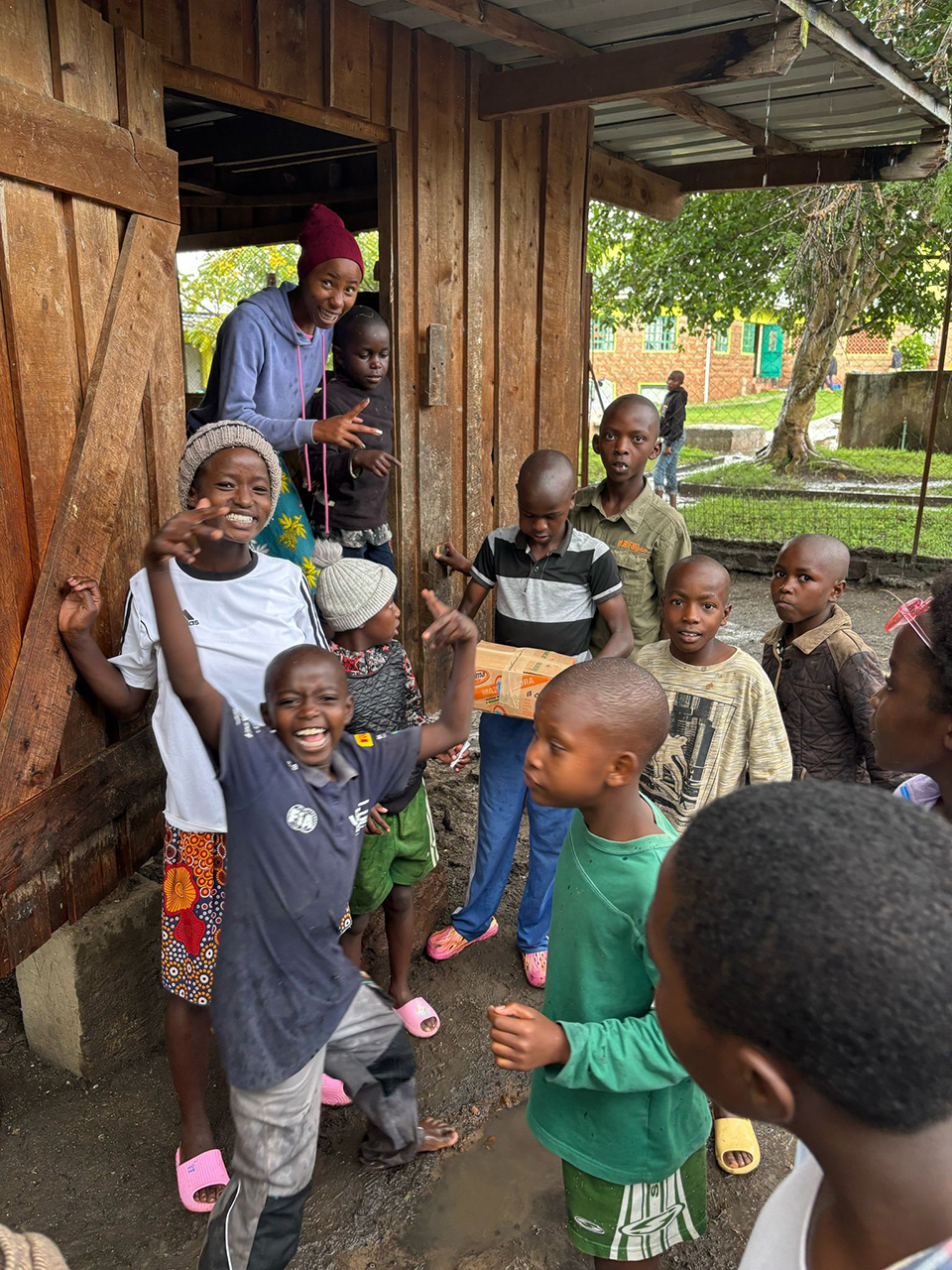 4kenya kids vor der tuer