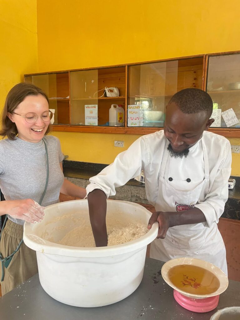 Neues von der Secondary - Academy of Maisha Mazuri kuchen backen